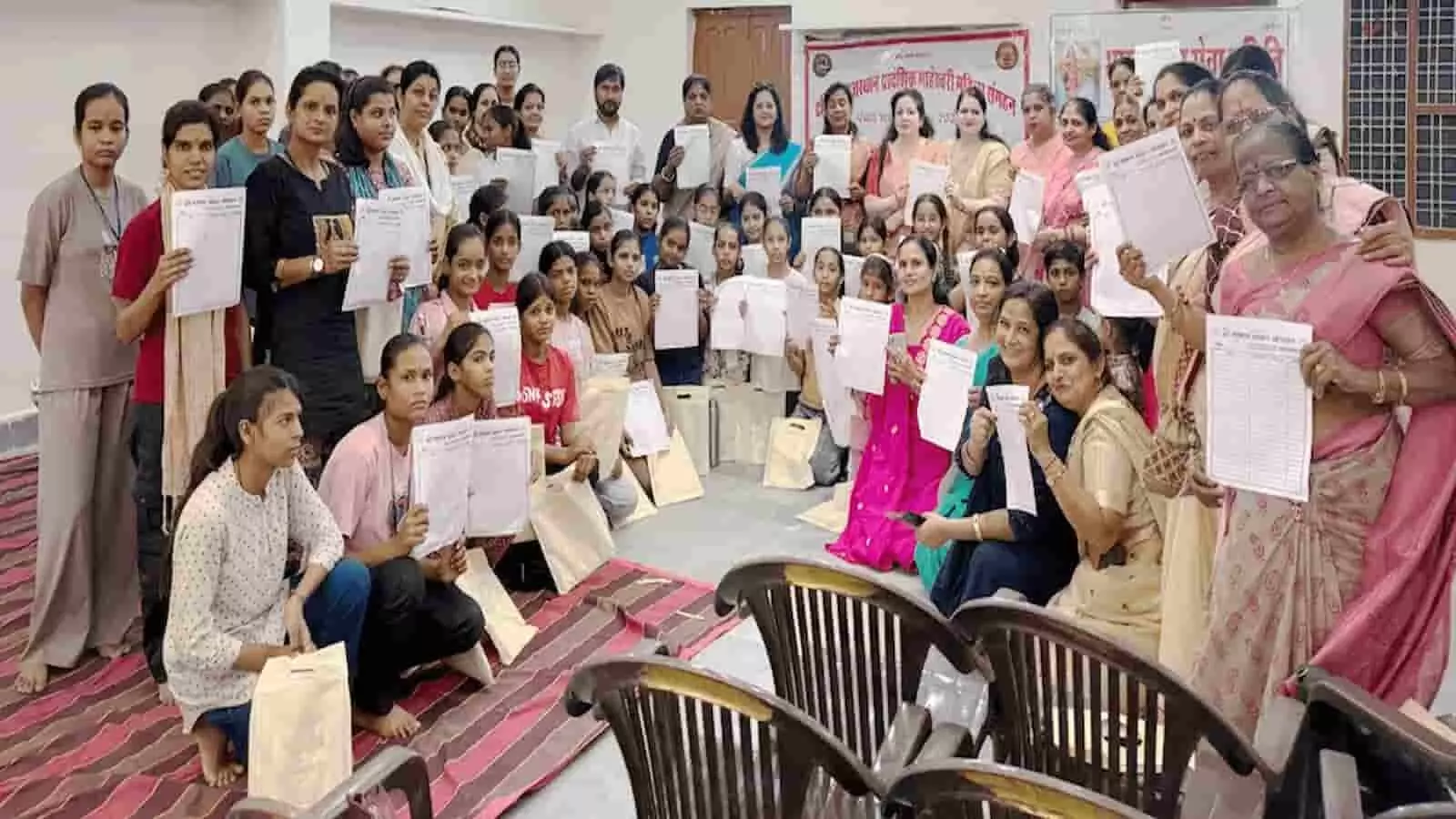 महिलाएं और छात्राएं चित्तौड़गढ़ में गौ सम्मान अभियान के लिए हस्ताक्षर पत्र दिखा रही हैं। महिलाएं और छात्राएं चित्तौड़गढ़ में गौ सम्मान अभियान के लिए हस्ताक्षर पत्र दिखा रही हैं।