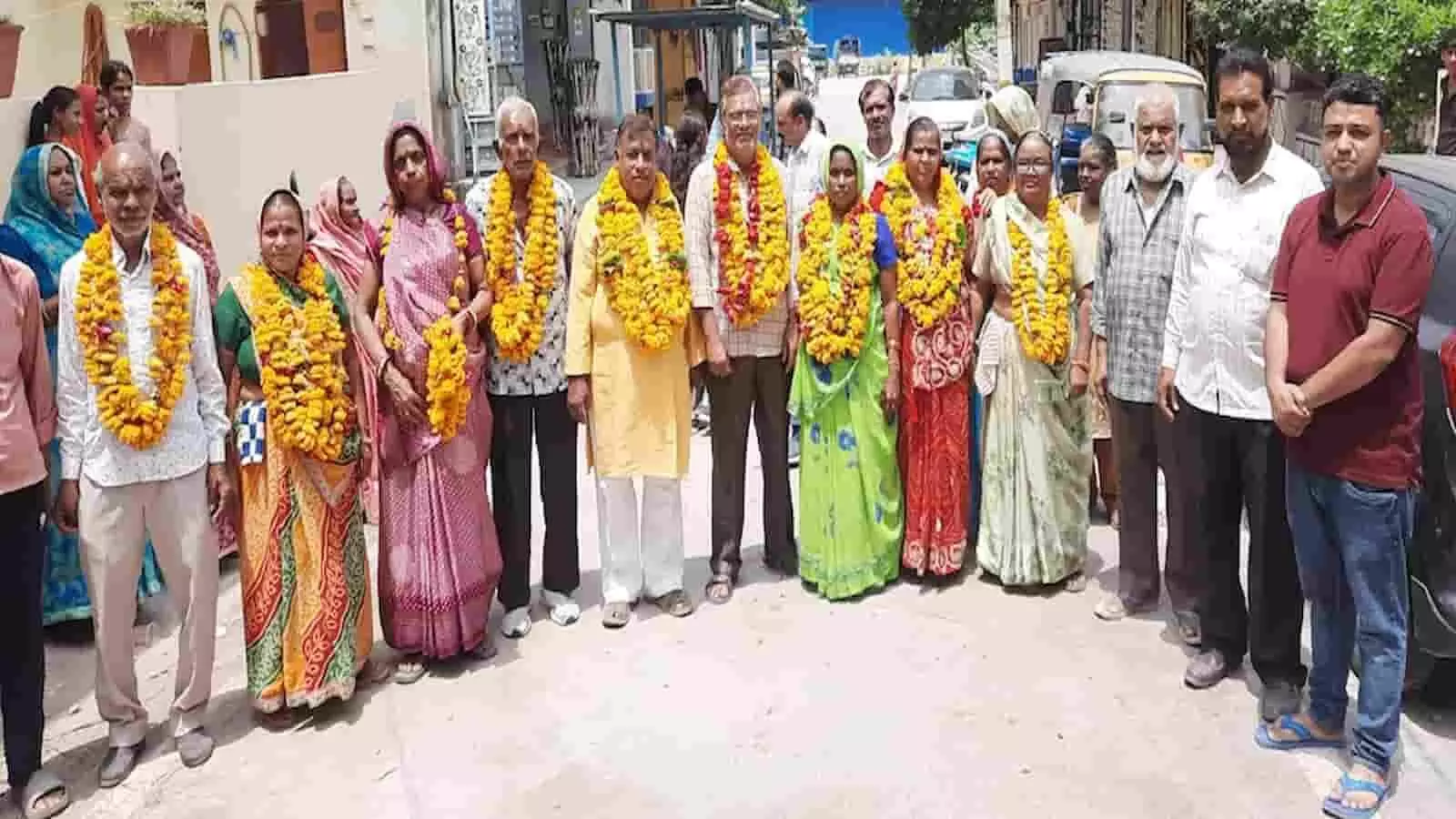 विशेष लोक अदालत में अपने हाथ में दस्तावेज लिए उपस्थित लोग। विशेष लोक अदालत में अपने हाथ में दस्तावेज लिए उपस्थित लोग।