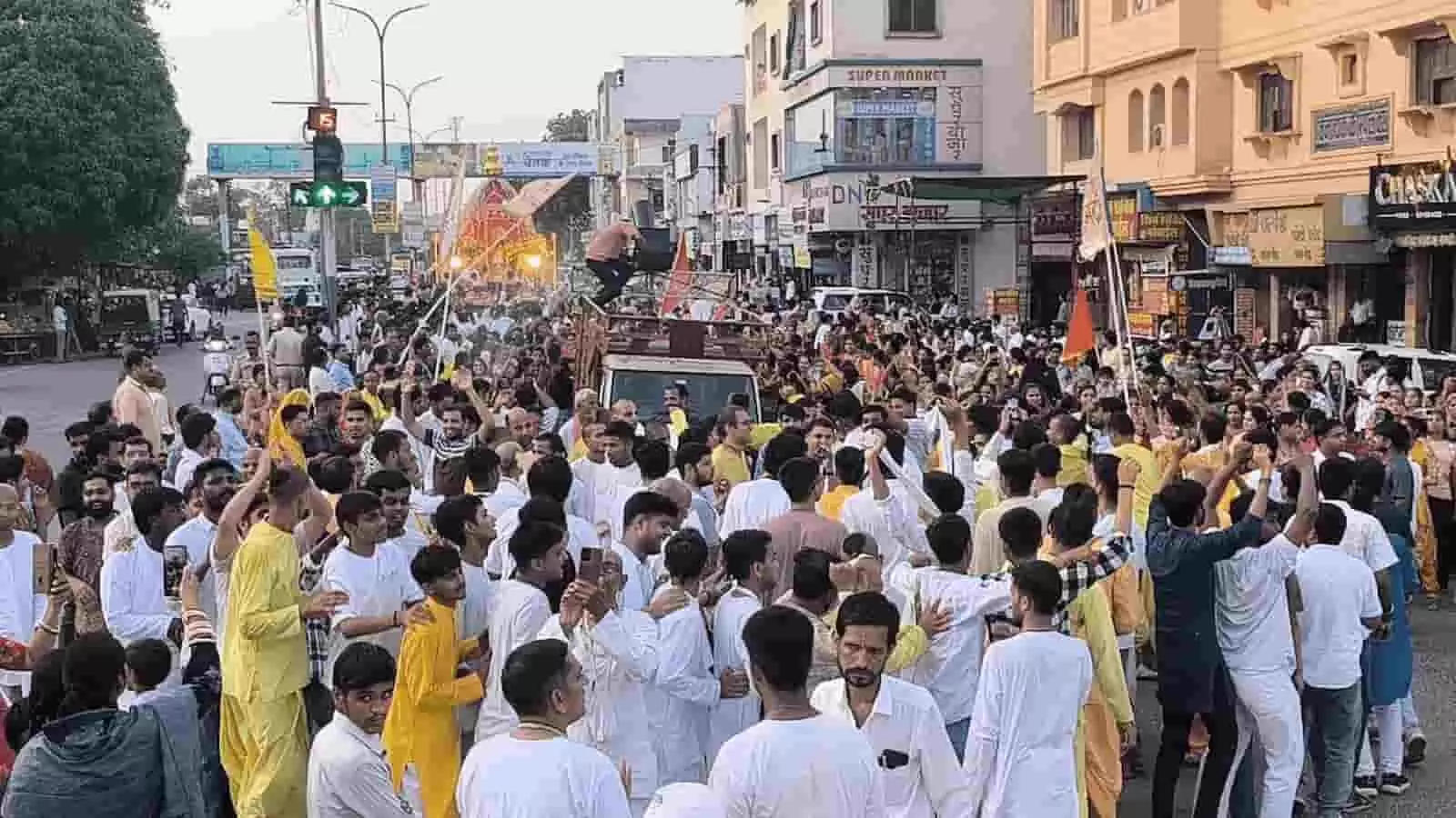 सड़क पर एकत्रित खिलाड़ी जिला स्तरीय जूनियर एथलेटिक्स प्रतियोगिता के दौरान दिखाई दे रहे हैं। सड़क पर एकत्रित खिलाड़ी जिला स्तरीय जूनियर एथलेटिक्स प्रतियोगिता के दौरान दिखाई दे रहे हैं।