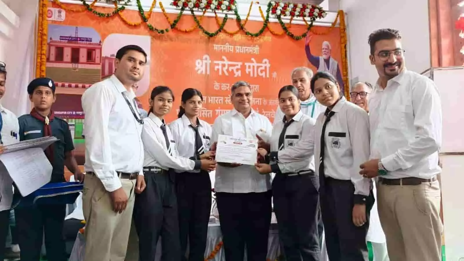 रेलवे स्टेशन पर आयोजित समारोह में अतिथियों द्वारा स्कूली छात्राओं को प्रमाण पत्र देकर सम्मानित किए जाने का दृश्य। रेलवे स्टेशन पर आयोजित समारोह में अतिथियों द्वारा स्कूली छात्राओं को प्रमाण पत्र देकर सम्मानित किए जाने का दृश्य।
