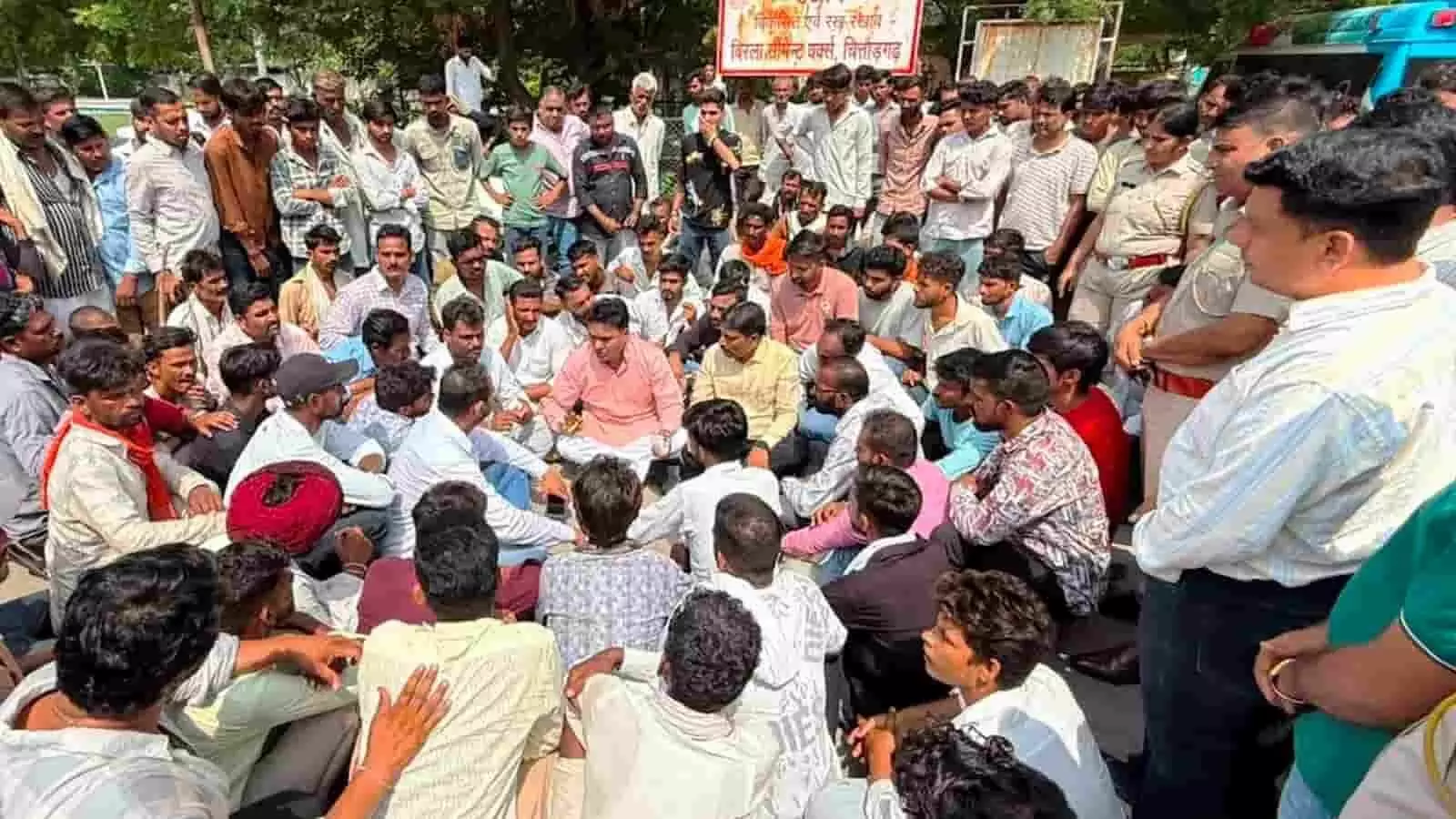 अस्पताल परिसर में मुआवजे और कार्रवाई की मांग को लेकर बैठे परिजन और ग्रामीण। अस्पताल परिसर में मुआवजे और कार्रवाई की मांग को लेकर बैठे परिजन और ग्रामीण।