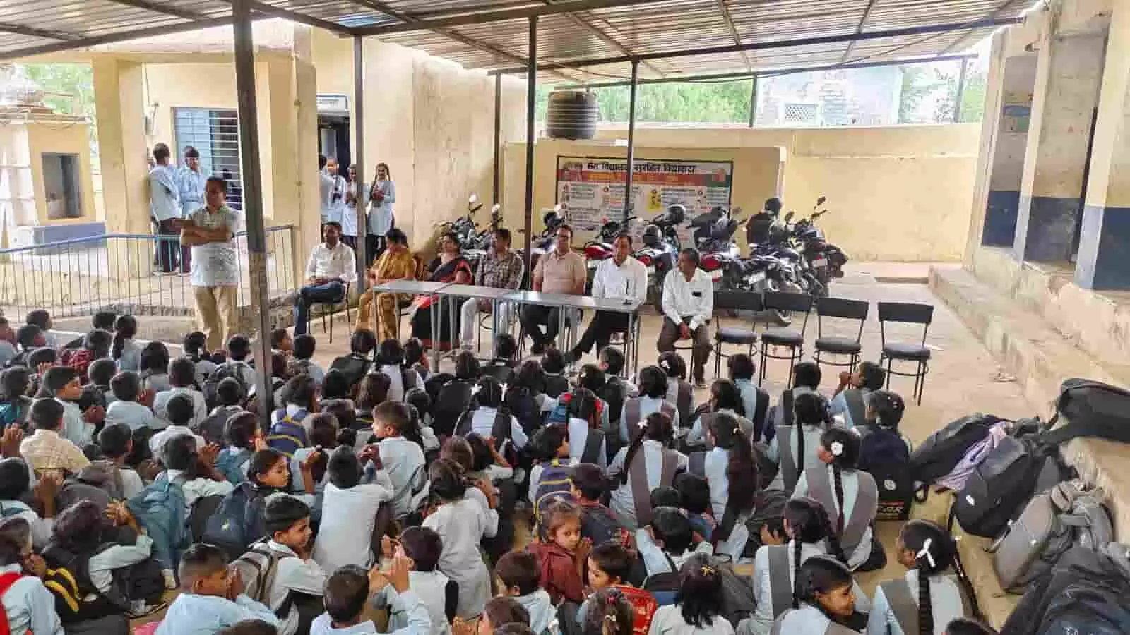 राउमावि खरड़िया में सेवानिवृत्ति पर व्याख्याता मीना सचदेव ने 470 विद्यार्थियों को बांटी स्टेशनरी सामग्री