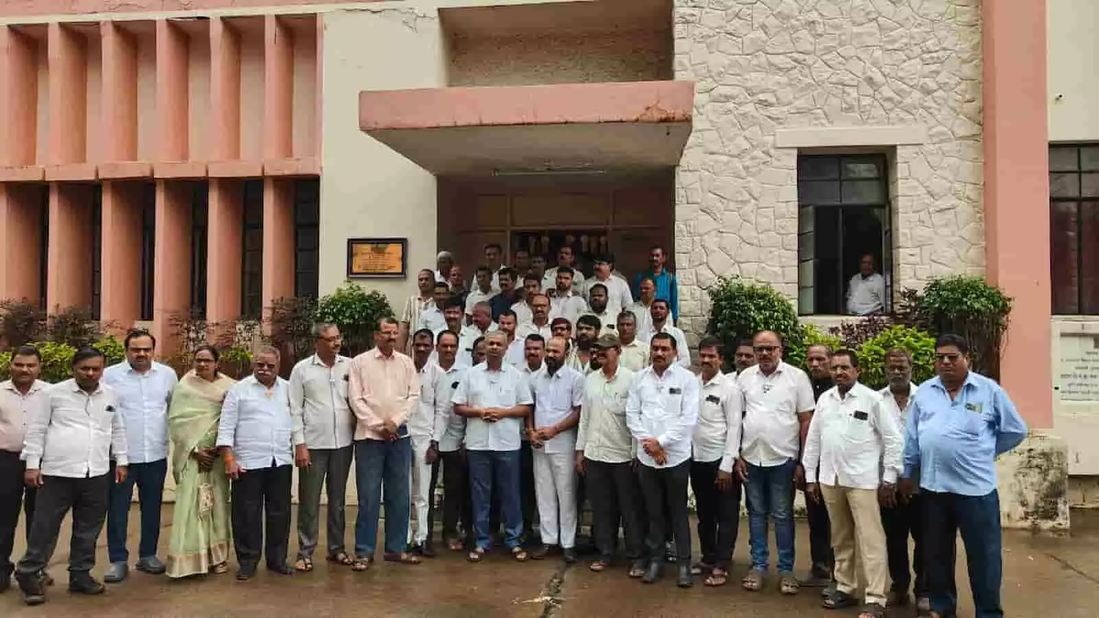 तस्वीर में गोकुल दूध संघ कार्यालय के बाहर खड़े भाजपा कार्यकर्ता आंदोलन के संदर्भ में दिख रहे हैं। तस्वीर में गोकुल दूध संघ कार्यालय के बाहर खड़े भाजपा कार्यकर्ता आंदोलन के संदर्भ में दिख रहे हैं।
