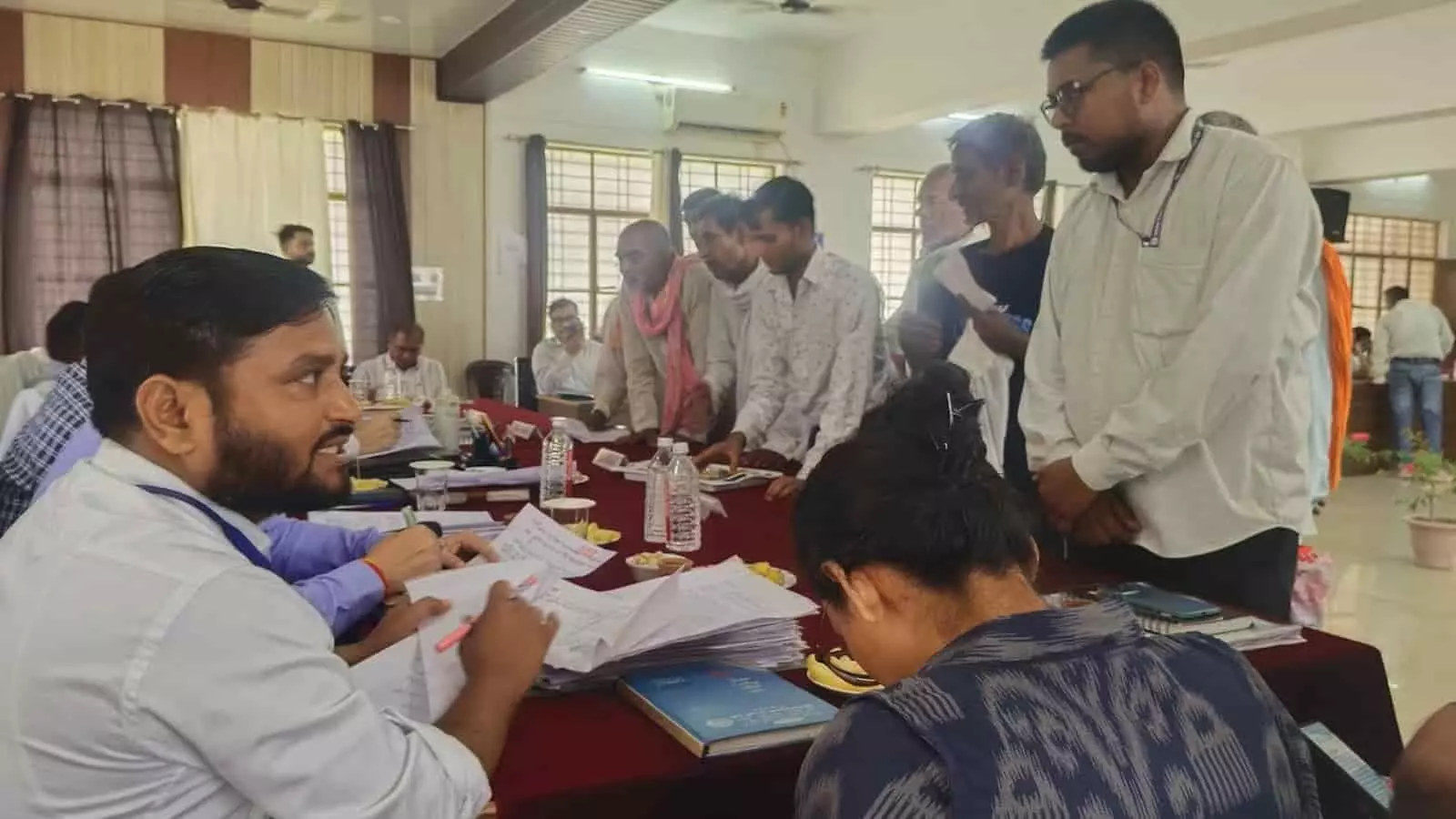 तहसील सभागार में अधिकारियों के सामने खड़े होकर शिकायत दर्ज कराते ग्रामीण और फरियादी। तहसील सभागार में अधिकारियों के सामने खड़े होकर शिकायत दर्ज कराते ग्रामीण और फरियादी।