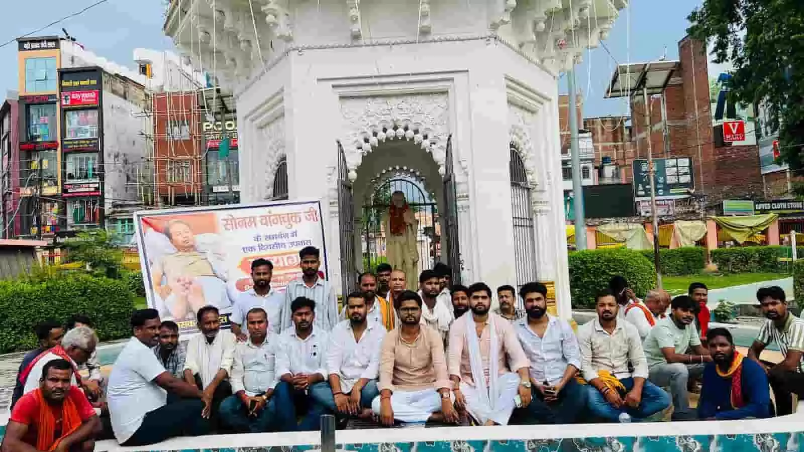 तस्वीर में बलिया के शहीद पार्क चौक पर गांधी प्रतिमा के नीचे बैनर के साथ जमीन पर बैठकर उपवास करते छात्र दिख रहे हैं। तस्वीर में बलिया के शहीद पार्क चौक पर गांधी प्रतिमा के नीचे बैनर के साथ जमीन पर बैठकर उपवास करते छात्र दिख रहे हैं।