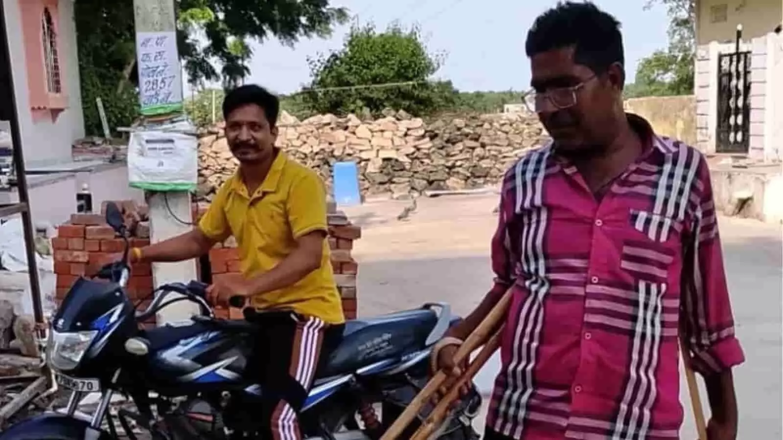 फतहनगर के नाकोड़ा नगर में स्नेक कैचर द्वारा पकड़ा गया छह फीट लंबा सांप। फतहनगर के नाकोड़ा नगर में स्नेक कैचर द्वारा पकड़ा गया छह फीट लंबा सांप।