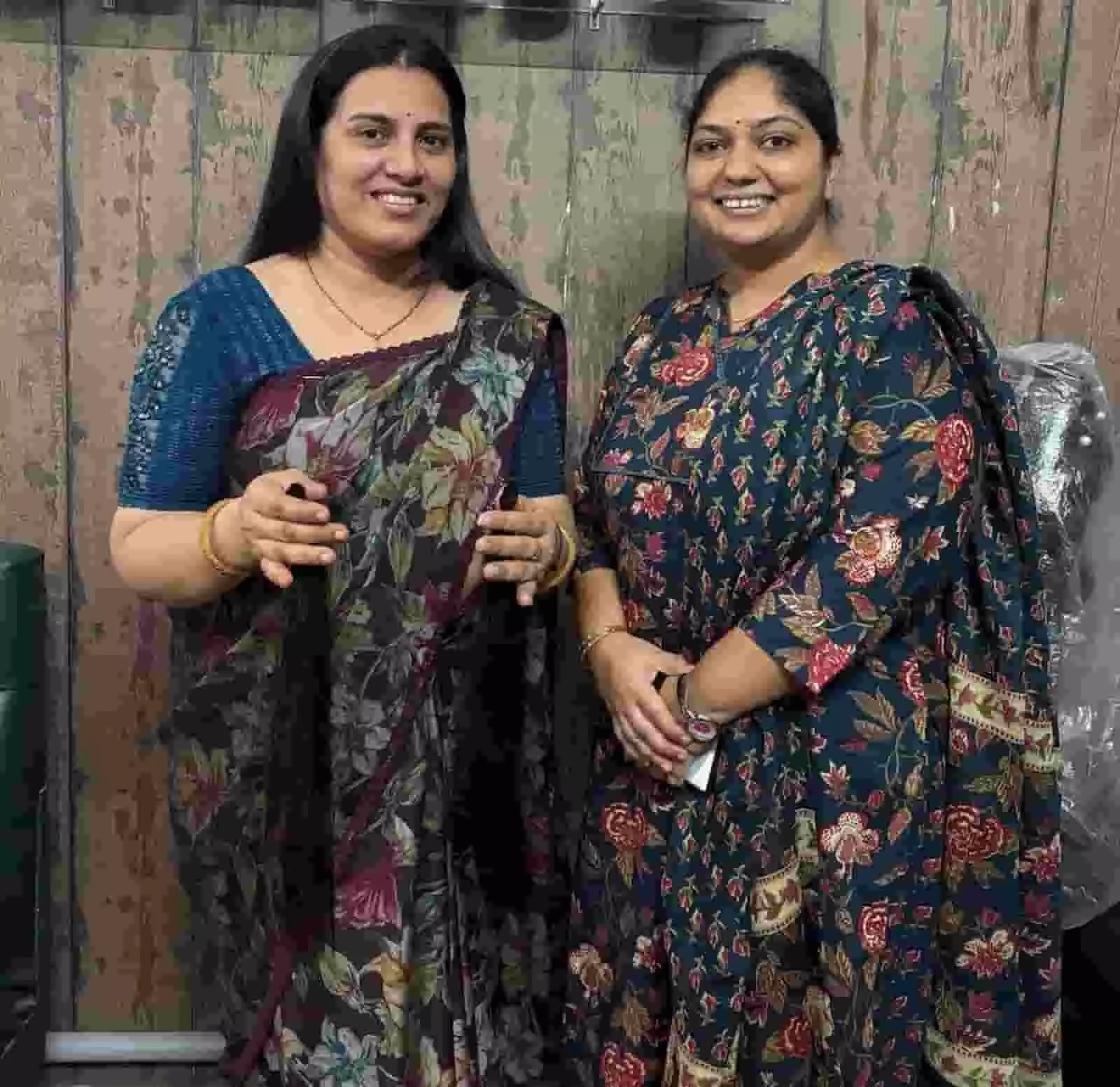 तस्वीर में दान किए गए बालों के साथ मुस्कुराती दो महिलाएं फतहनगर में हेयर डोनेशन अभियान के दौरान खड़ी हैं। तस्वीर में दान किए गए बालों के साथ मुस्कुराती दो महिलाएं फतहनगर में हेयर डोनेशन अभियान के दौरान खड़ी हैं।