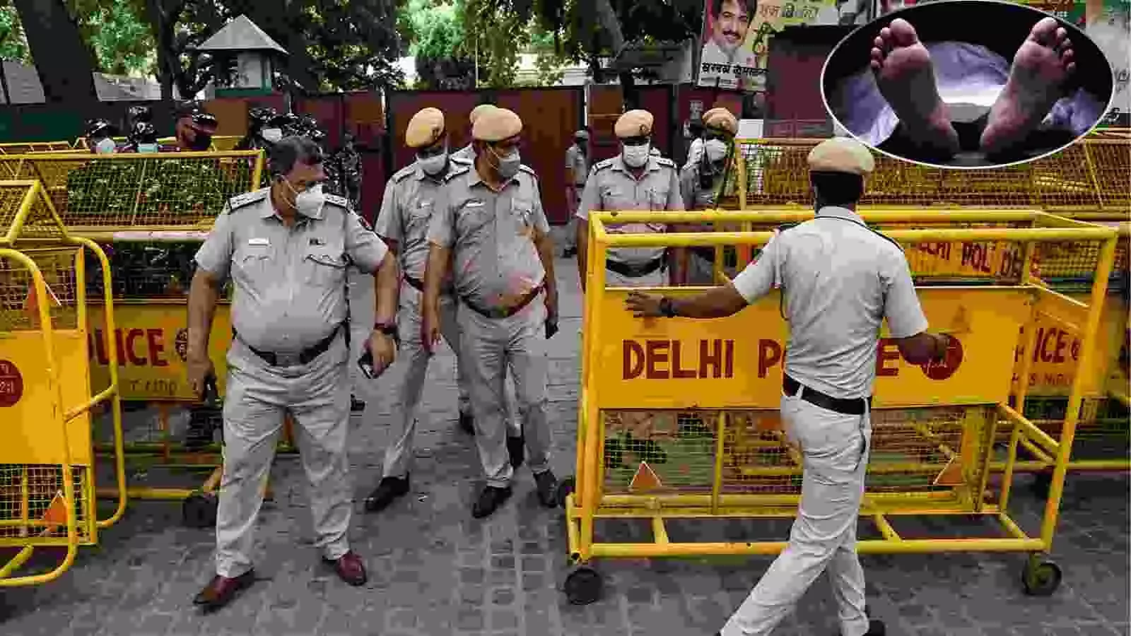 बवाना हत्या मामले में पुलिसकर्मी पूंठ खुर्द में जांच करते दिख रहे हैं। बवाना हत्या मामले में पुलिसकर्मी पूंठ खुर्द में जांच करते दिख रहे हैं।