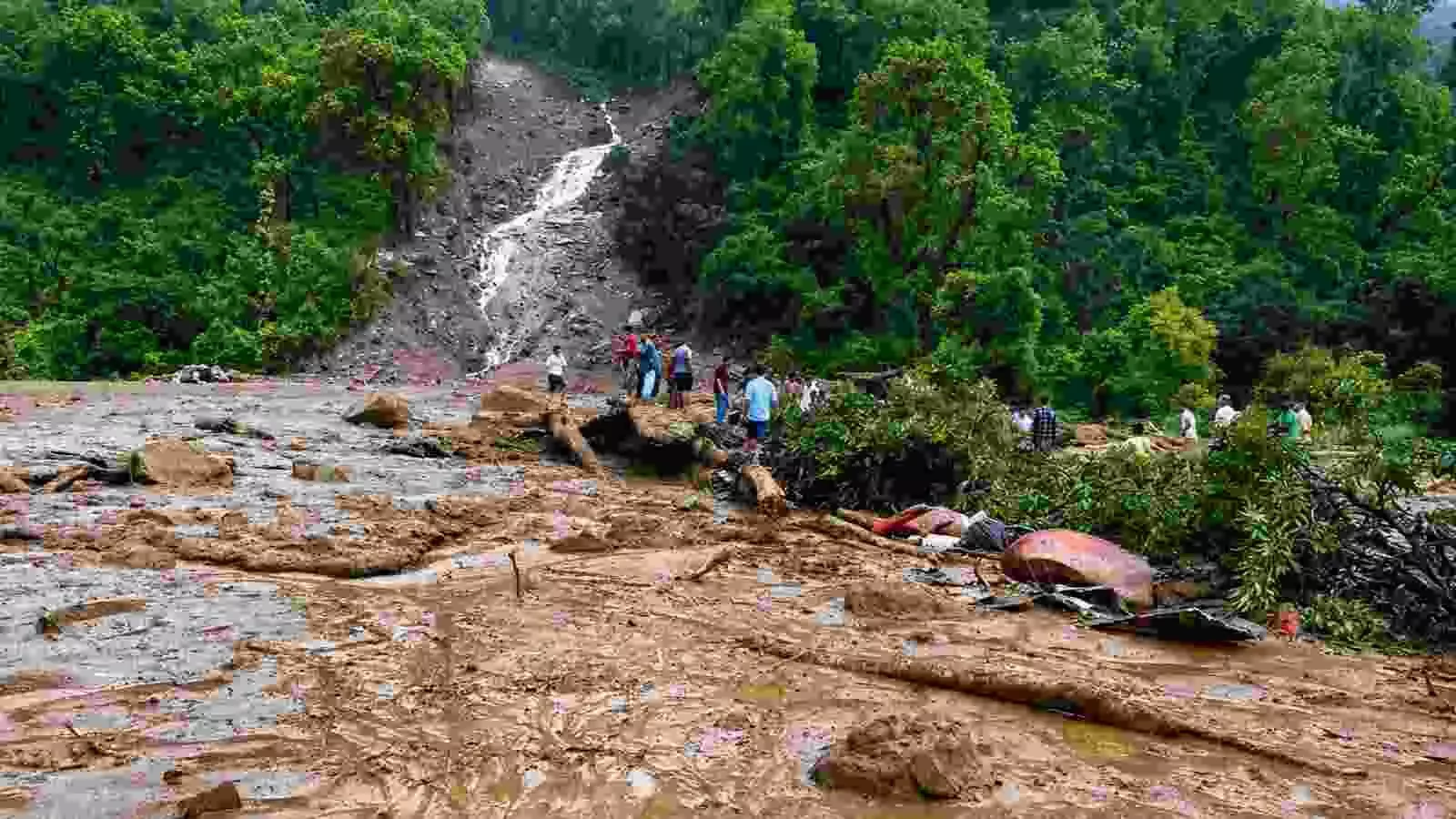 भूस्खलन के बाद पहाड़ी ढलान और मलबे से प्रभावित क्षेत्र हिमाचल प्रदेश।