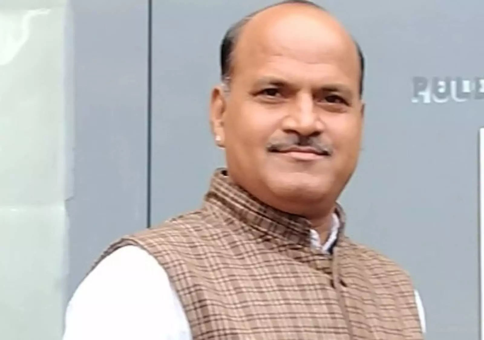 तस्वीर में नर्बदा शंकर पालीवाल औपचारिक पोशाक में खड़े होकर मुस्कुरा रहे हैं। तस्वीर में नर्बदा शंकर पालीवाल औपचारिक पोशाक में खड़े होकर मुस्कुरा रहे हैं।