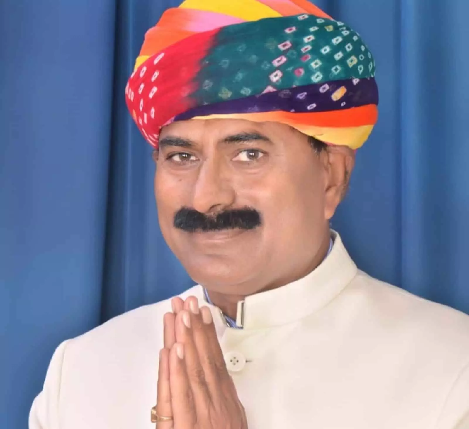 विधायक हरि सिंह रावत नीले पर्दे के सामने हाथ जोड़े खड़े हैं। विधायक हरि सिंह रावत नीले पर्दे के सामने हाथ जोड़े खड़े हैं।
