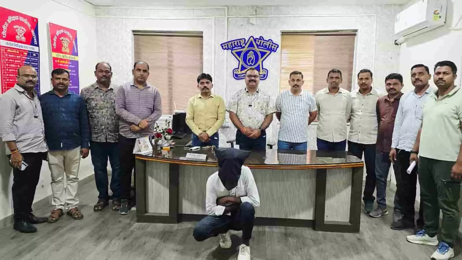 पुलिस कार्यालय में पकड़े गए आरोपी और उसके साथ खड़ी पुलिस टीम की तस्वीर।