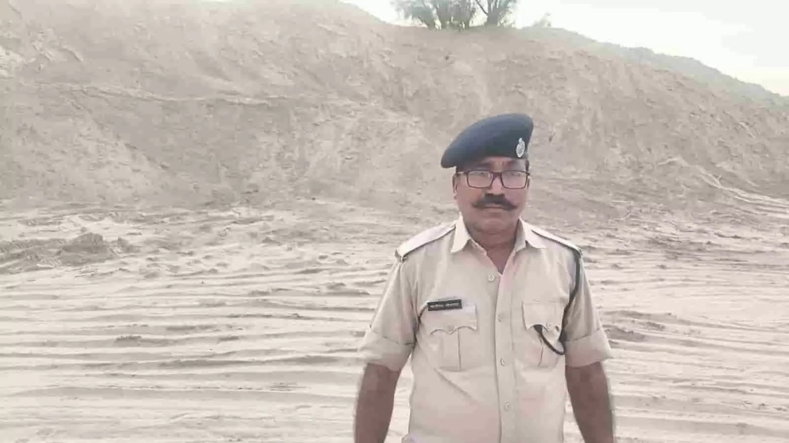 तस्वीर में मेसिया गांव के बजरी स्टॉक यार्ड में वर्दी पहने सुरक्षाकर्मी खड़ा है। तस्वीर में मेसिया गांव के बजरी स्टॉक यार्ड में वर्दी पहने सुरक्षाकर्मी खड़ा है।
