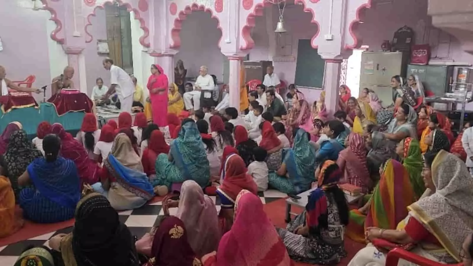 जैन मंदिर में मुनिश्री के सान्निध्य में आयोजित धर्मसभा में बैठे श्रद्धालु। जैन मंदिर में मुनिश्री के सान्निध्य में आयोजित धर्मसभा में बैठे श्रद्धालु।