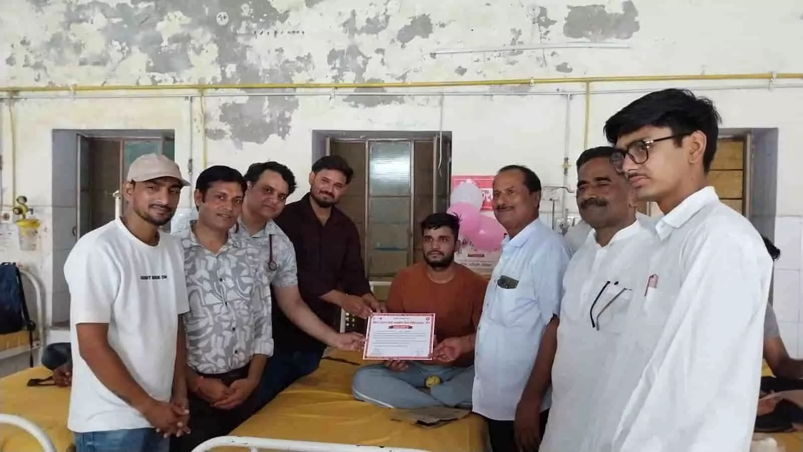 डीग के चिकित्सालय में रक्तदान शिविर के दौरान प्रमाण पत्र के साथ उपस्थित लोग। डीग के चिकित्सालय में रक्तदान शिविर के दौरान प्रमाण पत्र के साथ उपस्थित लोग।