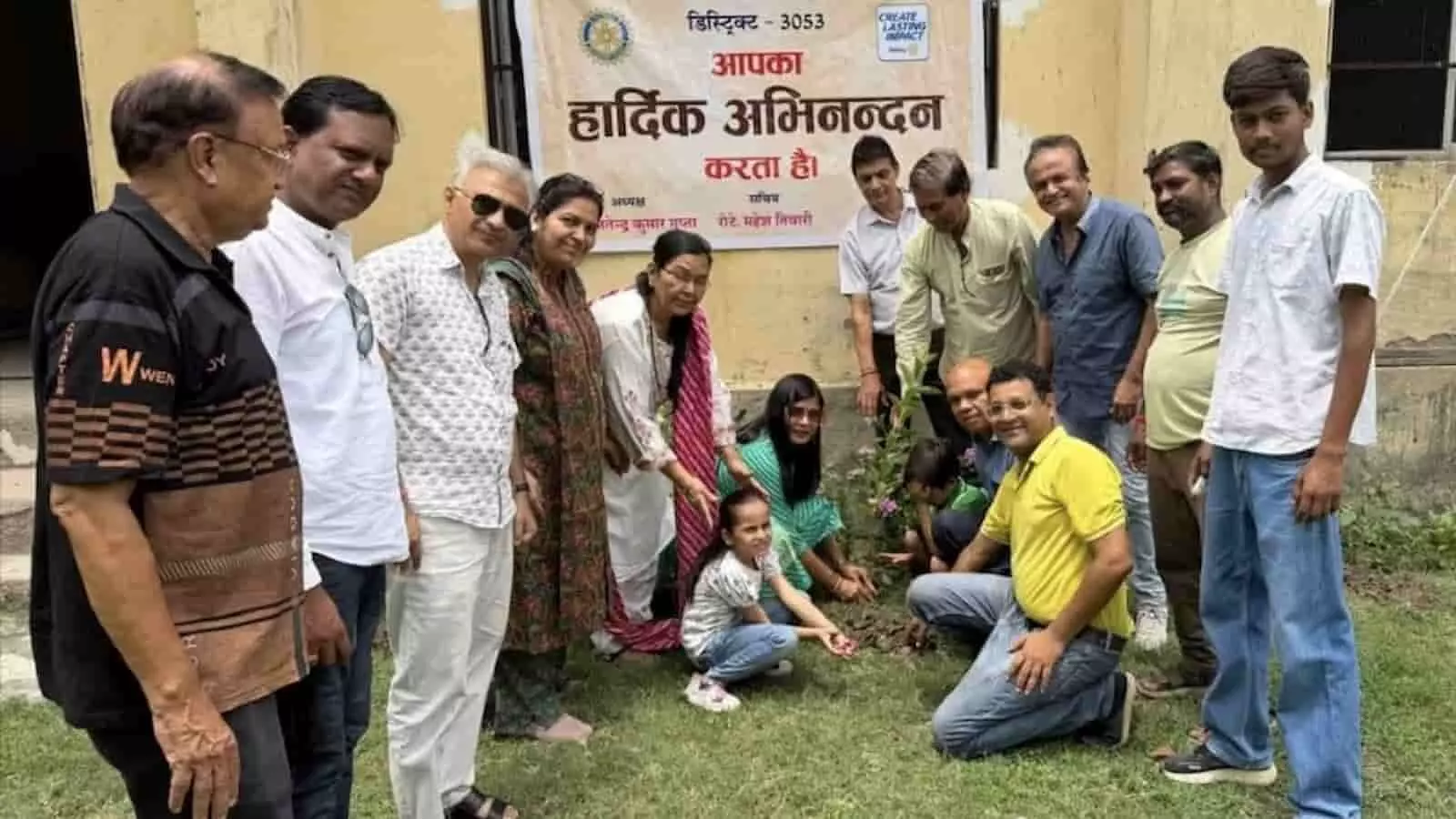 तस्वीर में रोटरी क्लब बारां के सदस्य उम्मेद भवन परिसर में वृक्षारोपण करते नजर आ रहे हैं। तस्वीर में रोटरी क्लब बारां के सदस्य उम्मेद भवन परिसर में वृक्षारोपण करते नजर आ रहे हैं।