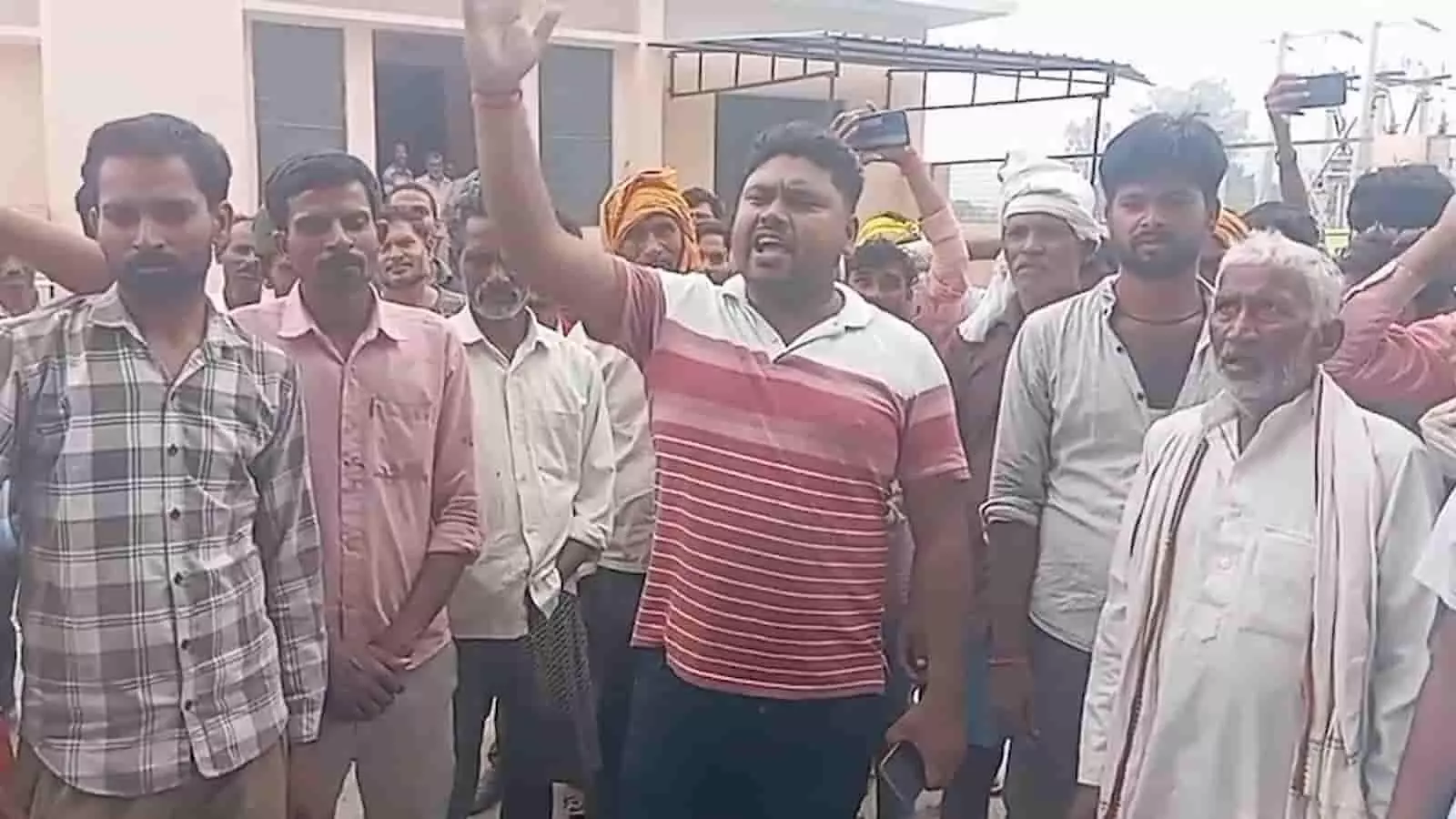 जनेसपुर के ग्रामीण बिजली कटौती के विरोध में बिजली घर के बाहर प्रदर्शन कर रहे हैं। जनेसपुर के ग्रामीण बिजली कटौती के विरोध में बिजली घर के बाहर प्रदर्शन कर रहे हैं।