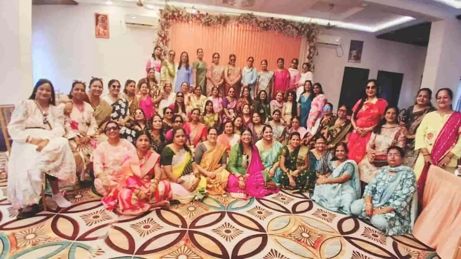 तस्वीर में अग्रवाल जागृति संगठन, बारां की सदस्याएं मानसून कार्यक्रम के दौरान समूह में नजर आ रही हैं। तस्वीर में अग्रवाल जागृति संगठन, बारां की सदस्याएं मानसून कार्यक्रम के दौरान समूह में नजर आ रही हैं।