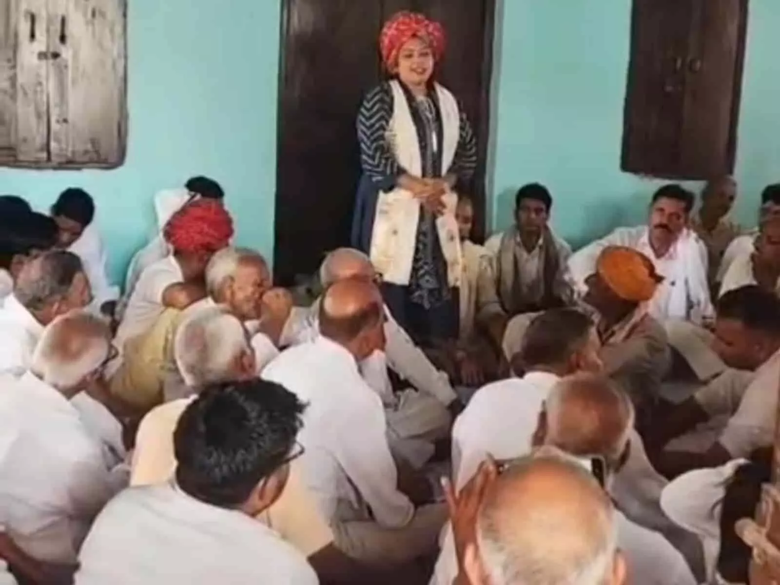 तस्वीर में मेहराबर गांव में यादव समाज की बैठक को संबोधित करतीं एडवोकेट श्वेता यादव दिख रही हैं। तस्वीर में मेहराबर गांव में यादव समाज की बैठक को संबोधित करतीं एडवोकेट श्वेता यादव दिख रही हैं।