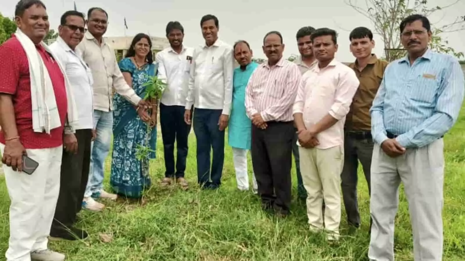 बैरवा समाज छात्रावास परिसर में वृक्षारोपण करते विधायक राधेश्याम बैरवा और अन्य लोग। बैरवा समाज छात्रावास परिसर में वृक्षारोपण करते विधायक राधेश्याम बैरवा और अन्य लोग।