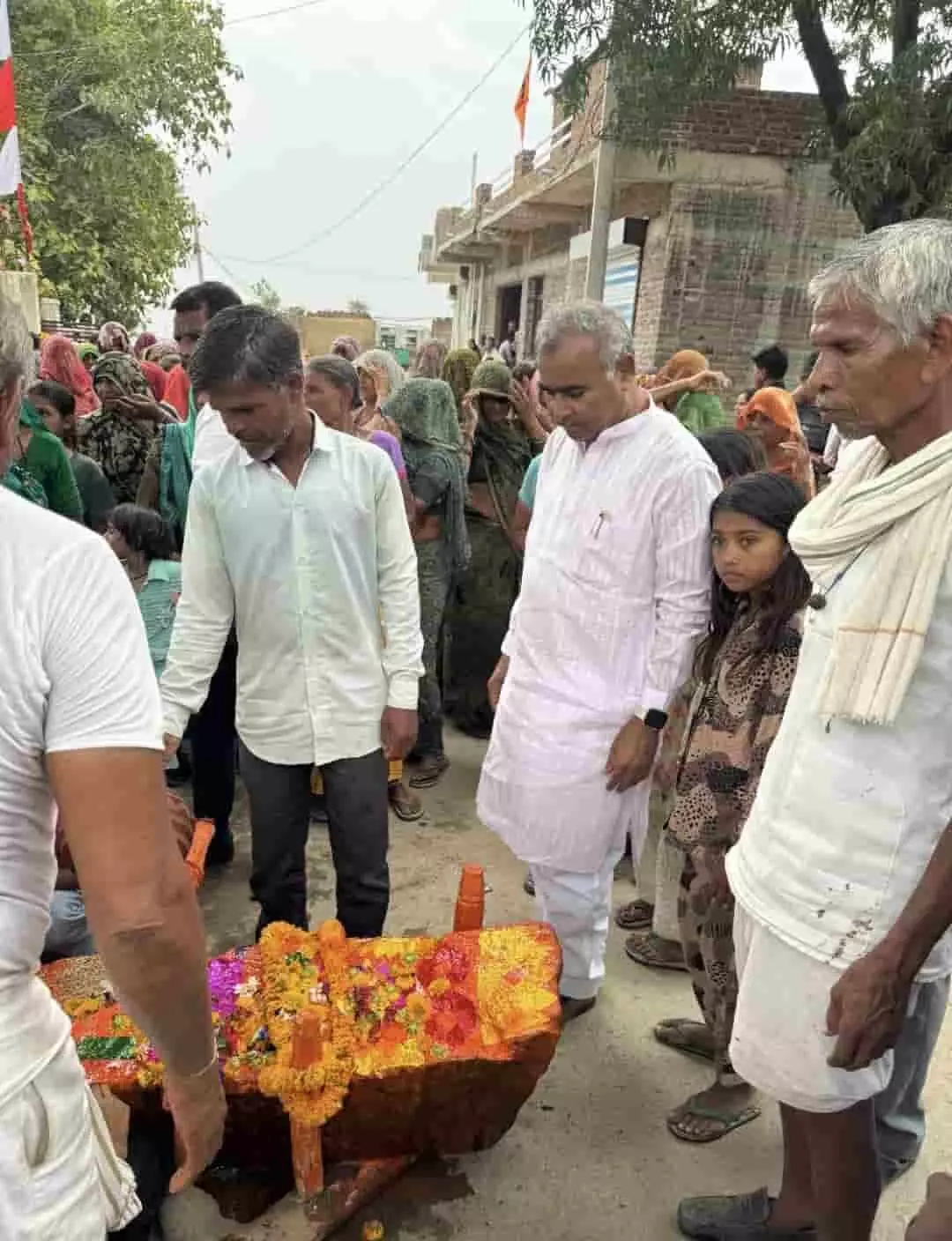 अरड़ाना गांव में बारिश की कामना के लिए घास भेरू जी की सवारी के दौरान एकत्रित ग्रामीण। अरड़ाना गांव में बारिश की कामना के लिए घास भेरू जी की सवारी के दौरान एकत्रित ग्रामीण।