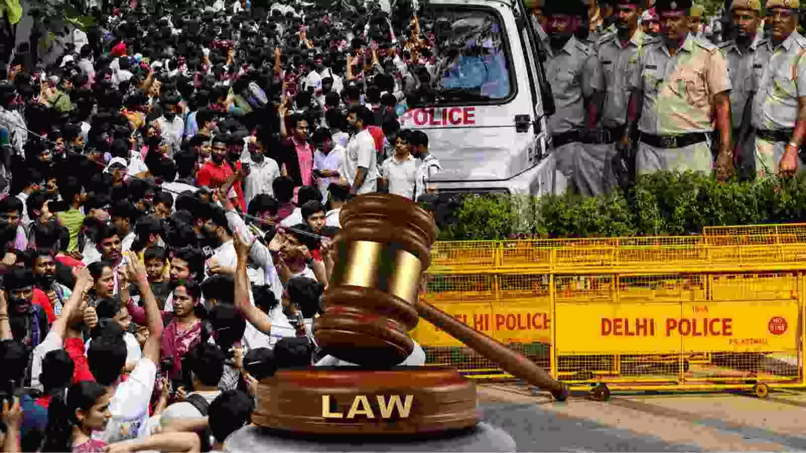पुलिस बैरिकेड्स के पीछे एकत्र भीड़ और नई दिल्ली में सुरक्षा व्यवस्था। पुलिस बैरिकेड्स के पीछे एकत्र भीड़ और नई दिल्ली में सुरक्षा व्यवस्था।
