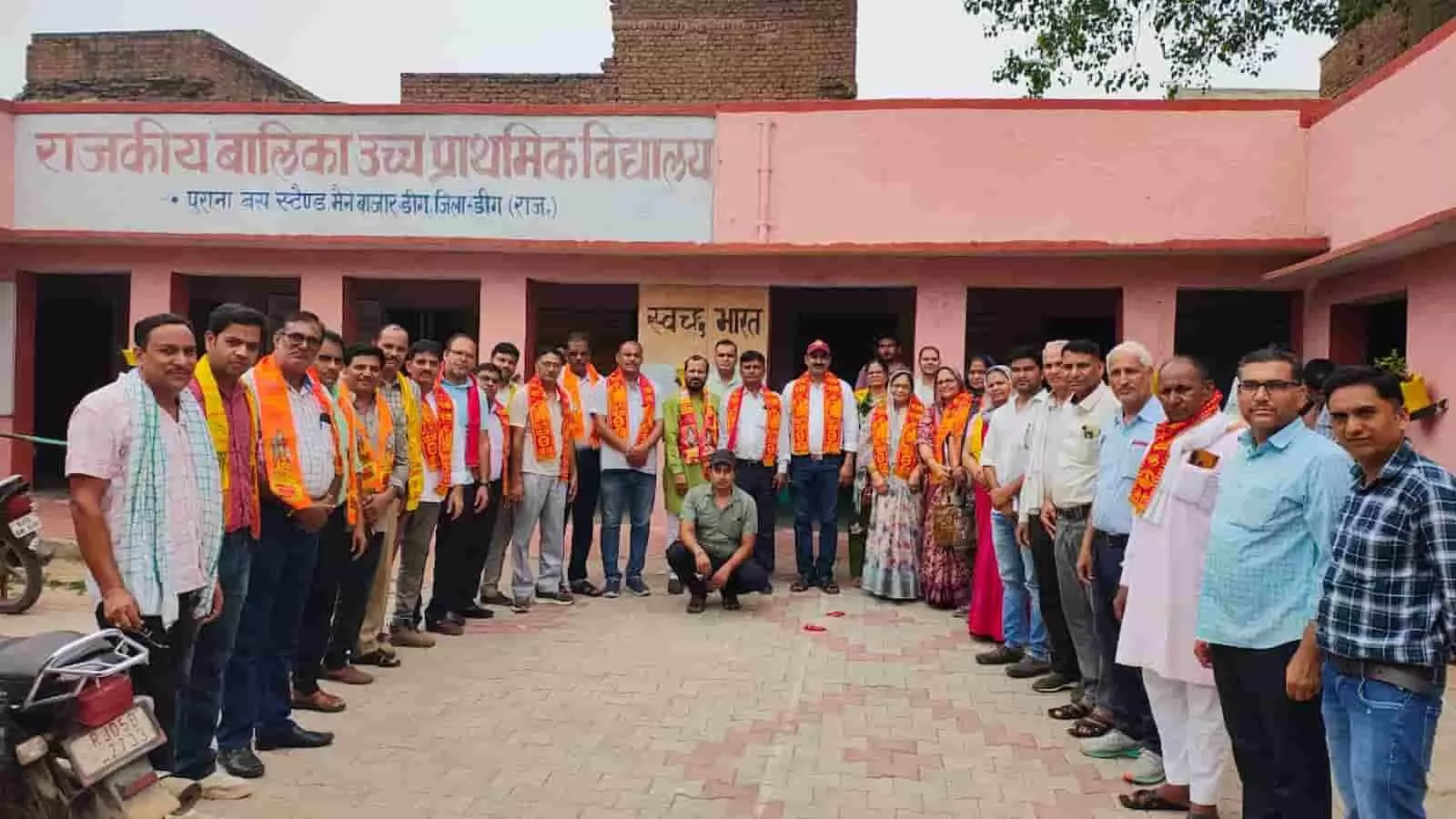 तस्वीर में डीग के विद्यालय परिसर में खड़े राष्ट्रीय शैक्षिक महासंघ के नवनियुक्त पदाधिकारी दिख रहे हैं। तस्वीर में डीग के विद्यालय परिसर में खड़े राष्ट्रीय शैक्षिक महासंघ के नवनियुक्त पदाधिकारी दिख रहे हैं।