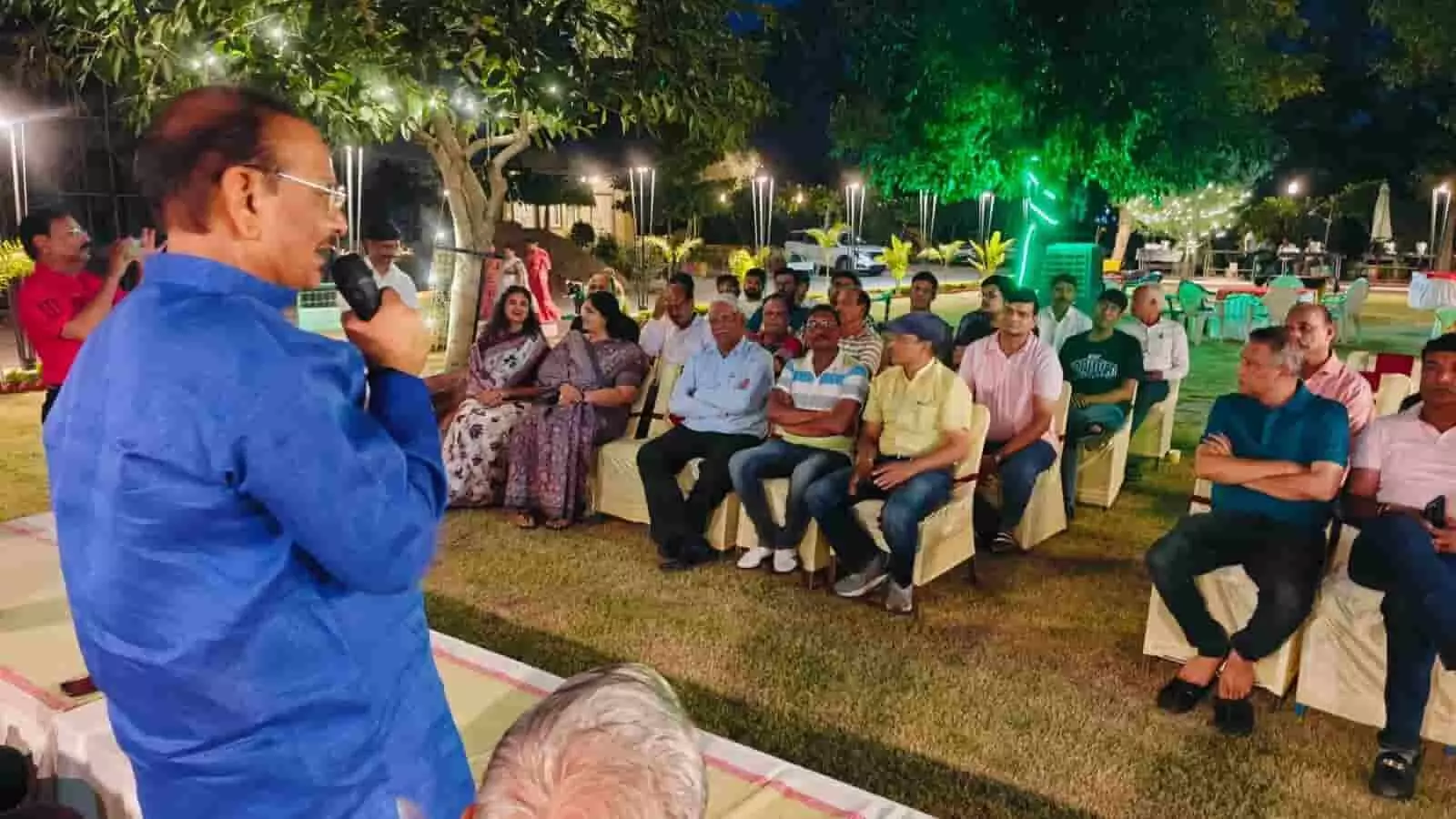 मुंदड़ा फार्म हाउस में आयोजित बैठक में माहेश्वरी समाज के सदस्य मौजूद हैं।
