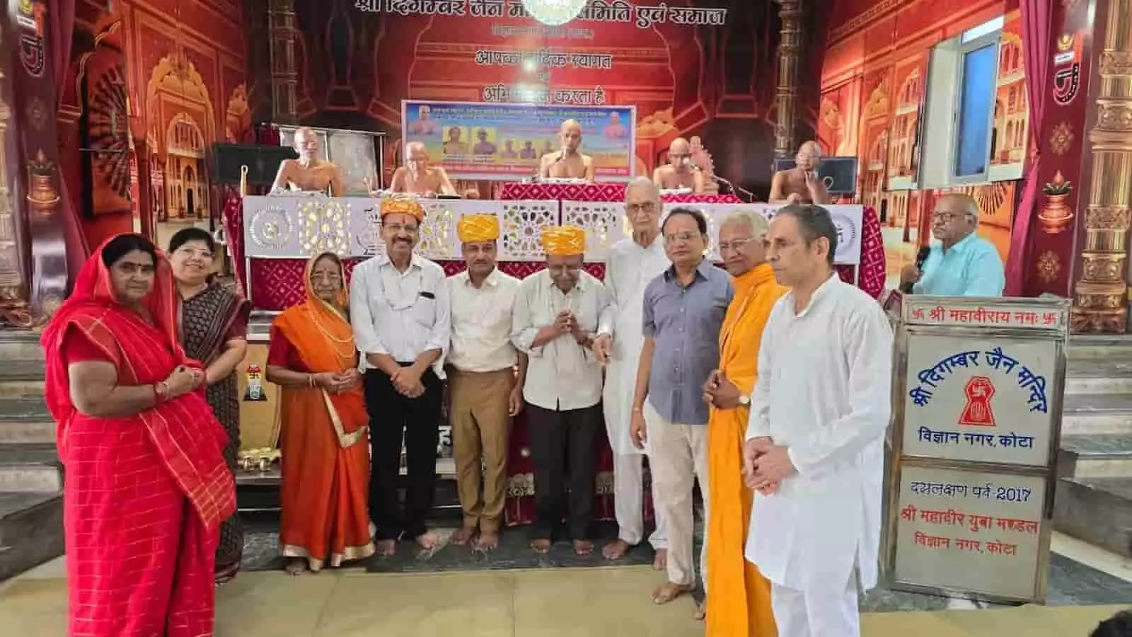 मुनि विवर्धन सागर जी महाराज कोटा के दिगंबर जैन मंदिर में प्रवचन दे रहे हैं।