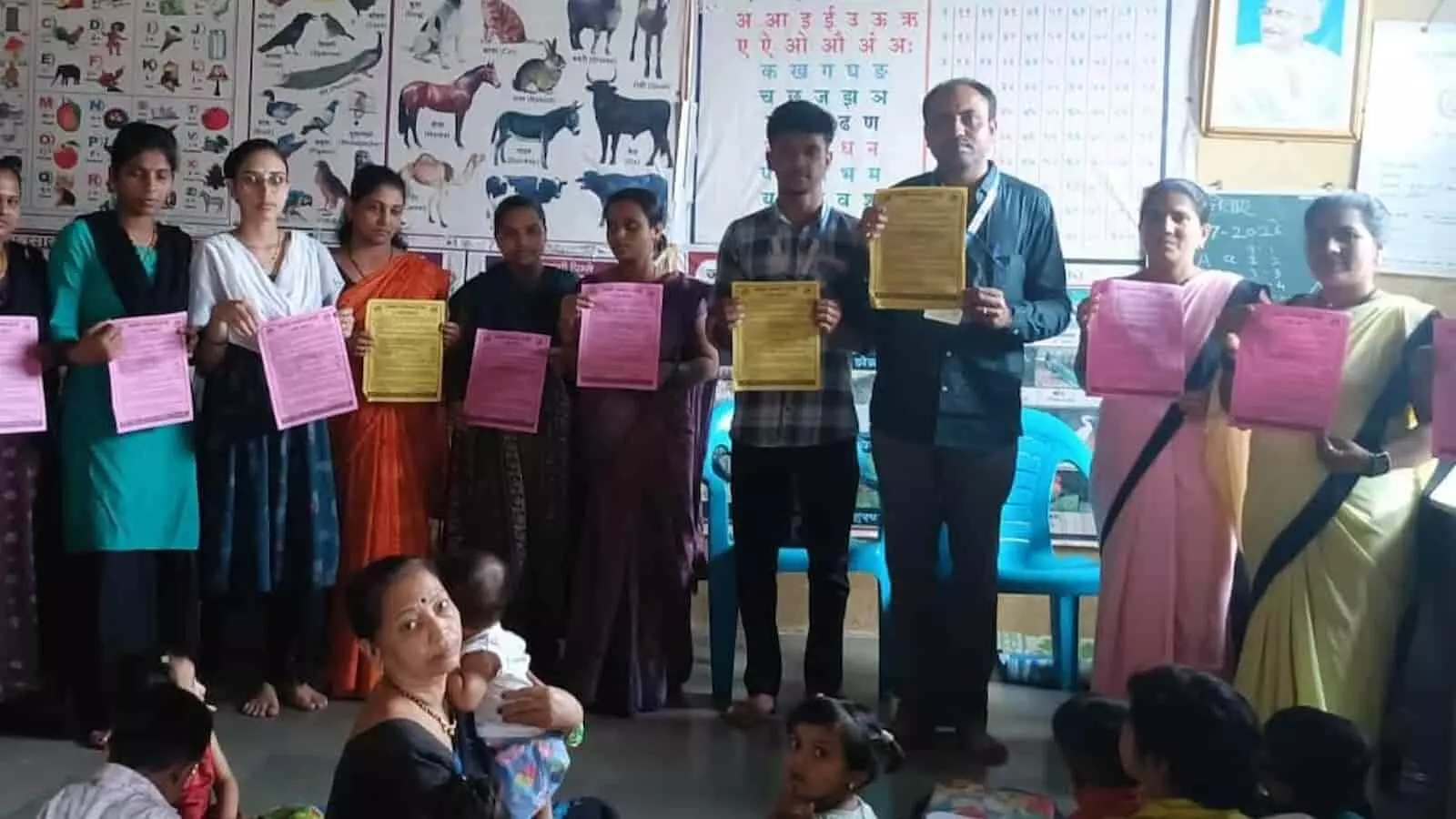मुरगूड के एक केंद्र में स्वास्थ्य कर्मचारियों और अंगणवाड़ी सेविकाओं द्वारा आयोजित जागरूकता कार्यक्रम का दृश्य। मुरगूड के एक केंद्र में स्वास्थ्य कर्मचारियों और अंगणवाड़ी सेविकाओं द्वारा आयोजित जागरूकता कार्यक्रम का दृश्य।