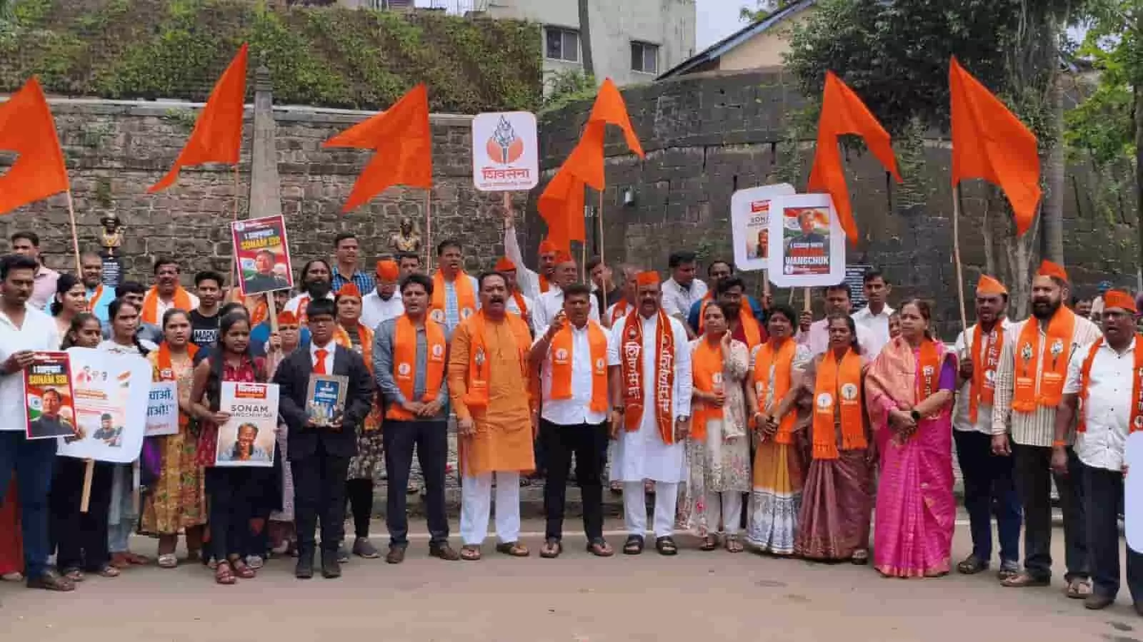 कोल्हापुर में सोनम वांगचुक के समर्थन में भगवा झंडे और तख्तियों के साथ प्रदर्शन करते शिवसेना कार्यकर्ता। कोल्हापुर में सोनम वांगचुक के समर्थन में भगवा झंडे और तख्तियों के साथ प्रदर्शन करते शिवसेना कार्यकर्ता।