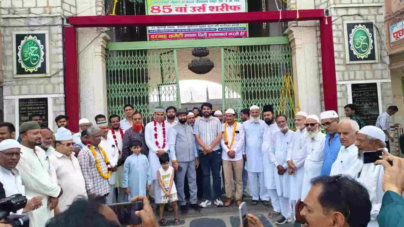 तस्वीर में कपासन दरगाह के बाहर नई कमेटी के पदाधिकारी और लोग नजर आ रहे हैं। तस्वीर में कपासन दरगाह के बाहर नई कमेटी के पदाधिकारी और लोग नजर आ रहे हैं।
