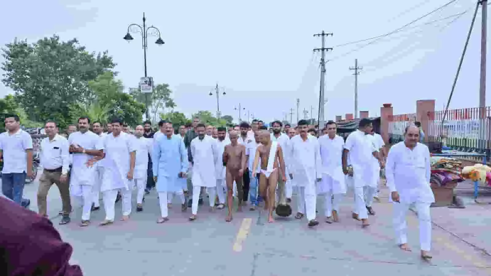 मुनि श्री योगसागर जी महाराज कोटा में मंगल प्रवेश यात्रा के दौरान सड़क पर चल रहे हैं।