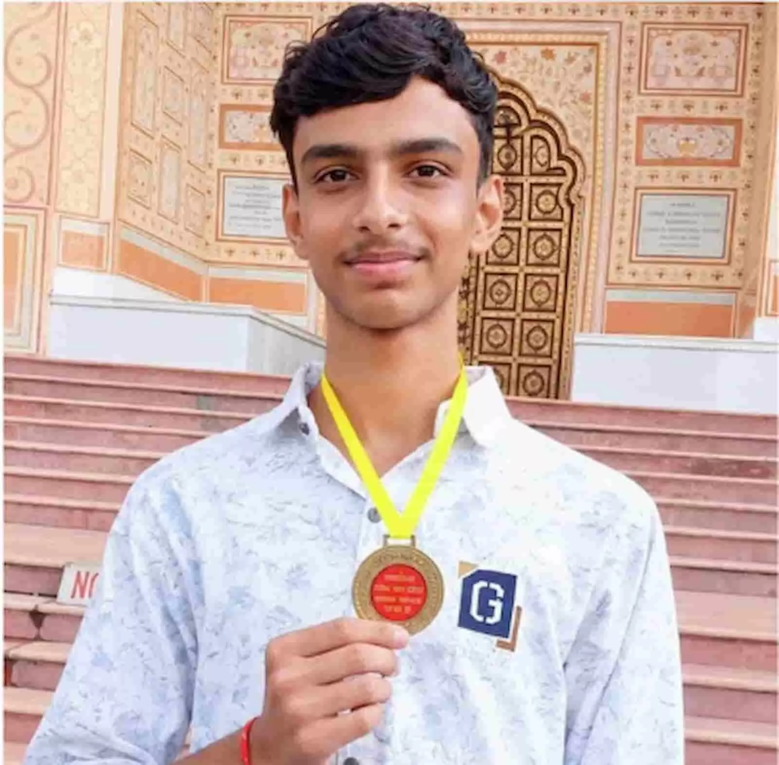 तस्वीर में हाथ में मेडल पकड़े खड़े छात्र वैदिक स्वर्णकार बड़ीसादड़ी के स्कूल टॉपर के रूप में दिख रहे हैं। तस्वीर में हाथ में मेडल पकड़े खड़े छात्र वैदिक स्वर्णकार बड़ीसादड़ी के स्कूल टॉपर के रूप में दिख रहे हैं।