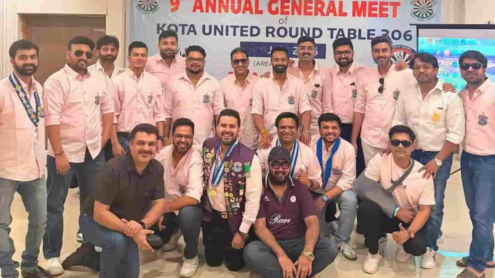 कोटा में राउंड टेबल 206 के वार्षिक आम अधिवेशन में समूह में खड़े सदस्य।