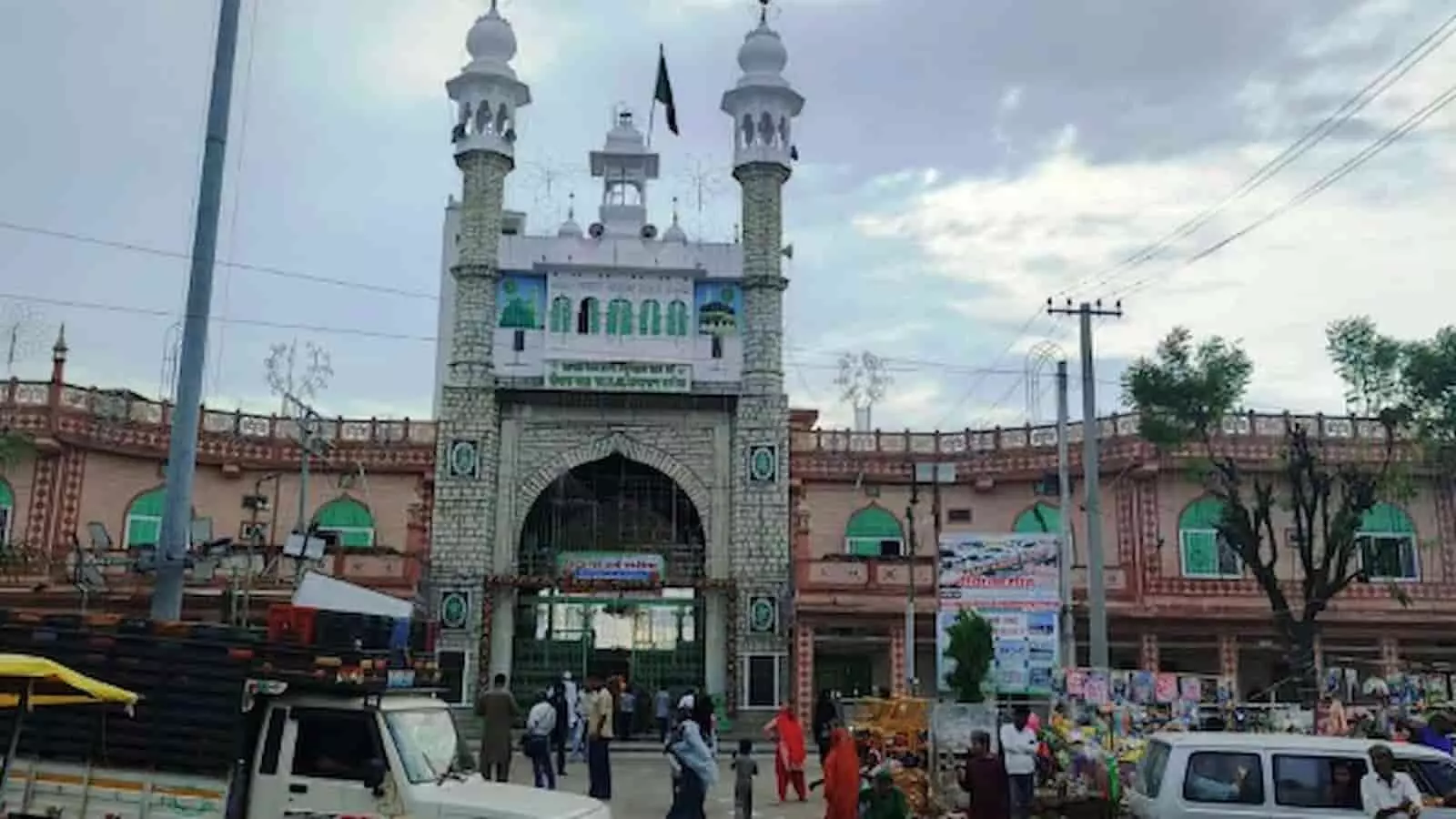 कपासन में स्थित हजरत दीवाना शाह साहब की दरगाह का मुख्य द्वार और परिसर। कपासन में स्थित हजरत दीवाना शाह साहब की दरगाह का मुख्य द्वार और परिसर।