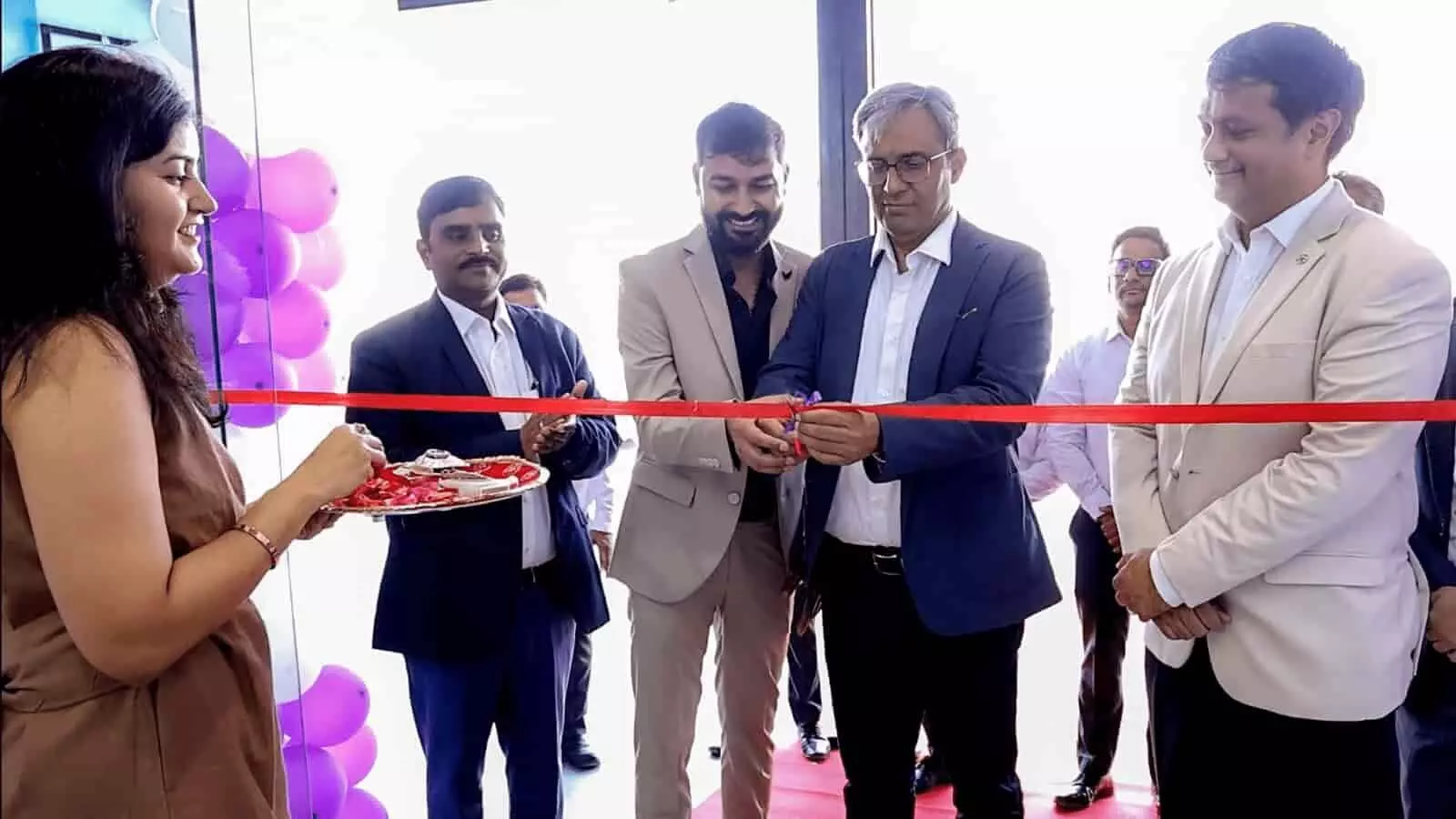 तस्वीर में अपोलो टायर्स के अधिकारी जयपुर में नए सुपर प्रीमियम आउटलेट का फीता काटते दिख रहे हैं। तस्वीर में अपोलो टायर्स के अधिकारी जयपुर में नए सुपर प्रीमियम आउटलेट का फीता काटते दिख रहे हैं।
