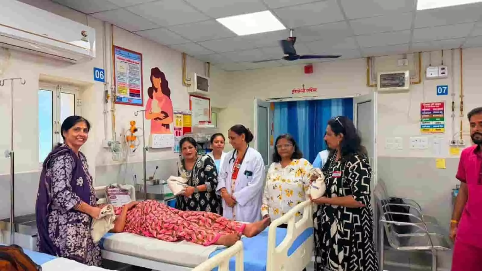 जेके लोन अस्पताल में मरीजों के बीच रोटरी क्लब की महिलाएं और डॉक्टर मौजूद हैं। जेके लोन अस्पताल में मरीजों के बीच रोटरी क्लब की महिलाएं और डॉक्टर मौजूद हैं।