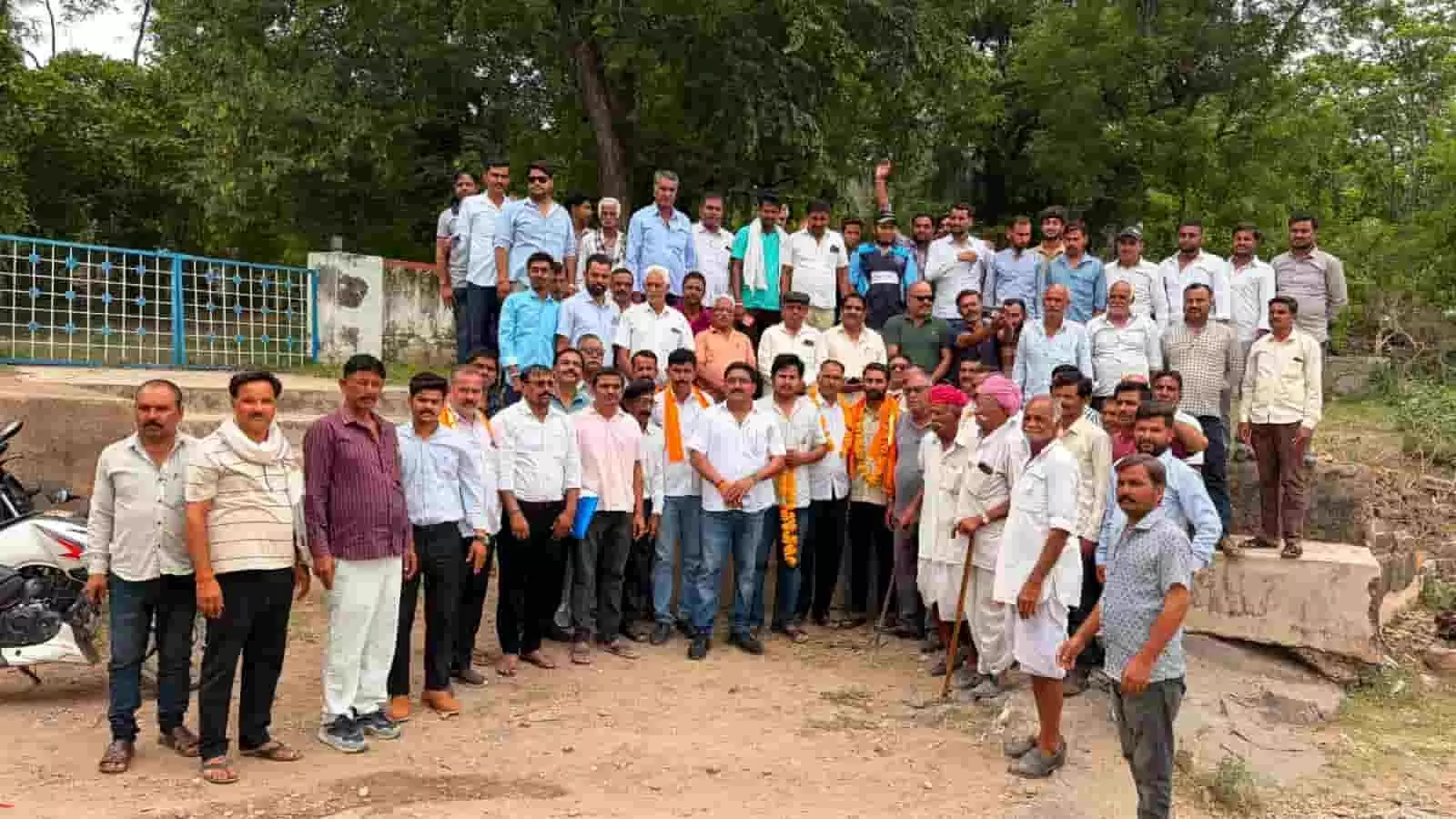 तस्वीर में भूपालसागर में मेवाड़ क्षत्रिय महासभा कार्यकारिणी गठन के बाद समूह में खड़े समाज के लोग दिख रहे हैं।