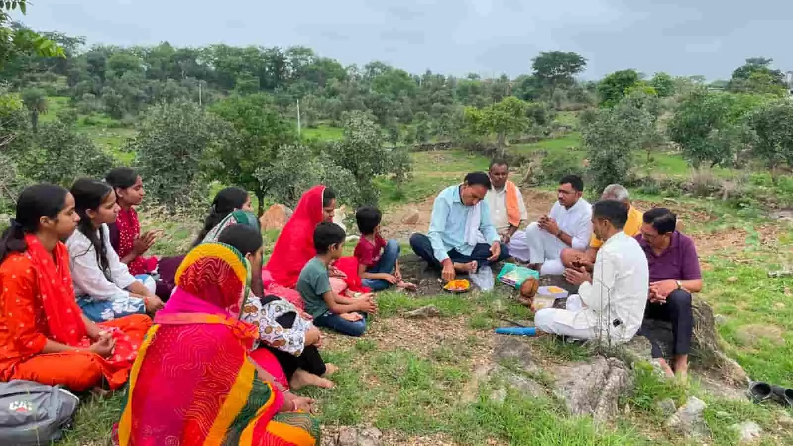 तस्वीर में सायरा में नवीन विद्यालय भवन भूमि पूजन के दौरान पूजा करते लोग दिख रहे हैं।