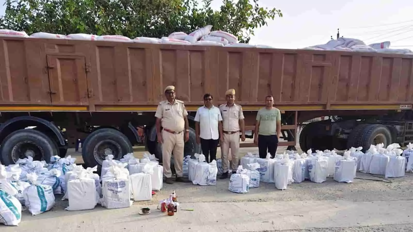 तस्वीर में दिख रही पुलिस टीम और आरोपी जब्तशुदा ट्रेलर के सामने अवैध शराब के कट्टों के साथ खड़े हैं। तस्वीर में दिख रही पुलिस टीम और आरोपी जब्तशुदा ट्रेलर के सामने अवैध शराब के कट्टों के साथ खड़े हैं।