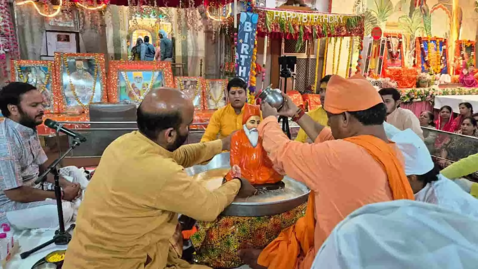 तस्वीर में संत महात्मा जयपुर के मंदिर में स्वामी टेऊँराम जी महाराज की प्रतिमा का अभिषेक कर रहे हैं। तस्वीर में संत महात्मा जयपुर के मंदिर में स्वामी टेऊँराम जी महाराज की प्रतिमा का अभिषेक कर रहे हैं।