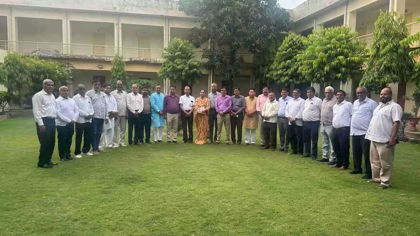 जयपुर में खटीक महापंचायत की बैठक के दौरान लॉन में खड़े समाज के प्रतिनिधि। जयपुर में खटीक महापंचायत की बैठक के दौरान लॉन में खड़े समाज के प्रतिनिधि।