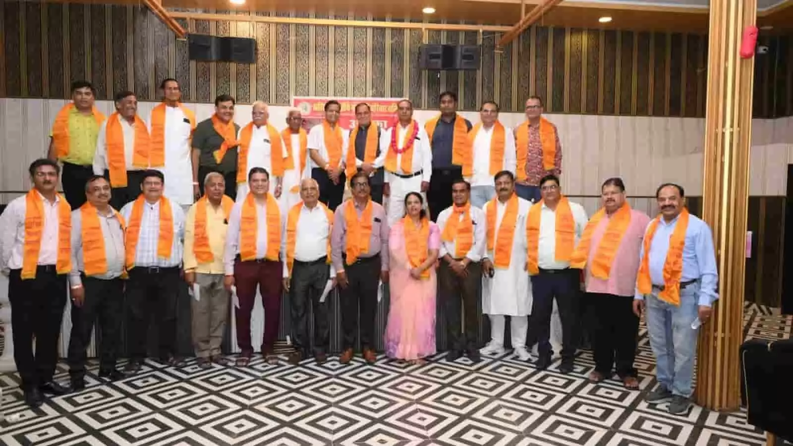 जयपुर में अखिल भारतीय नाटाणी परिवार समिति के शपथ ग्रहण समारोह में मौजूद पदाधिकारी। जयपुर में अखिल भारतीय नाटाणी परिवार समिति के शपथ ग्रहण समारोह में मौजूद पदाधिकारी।