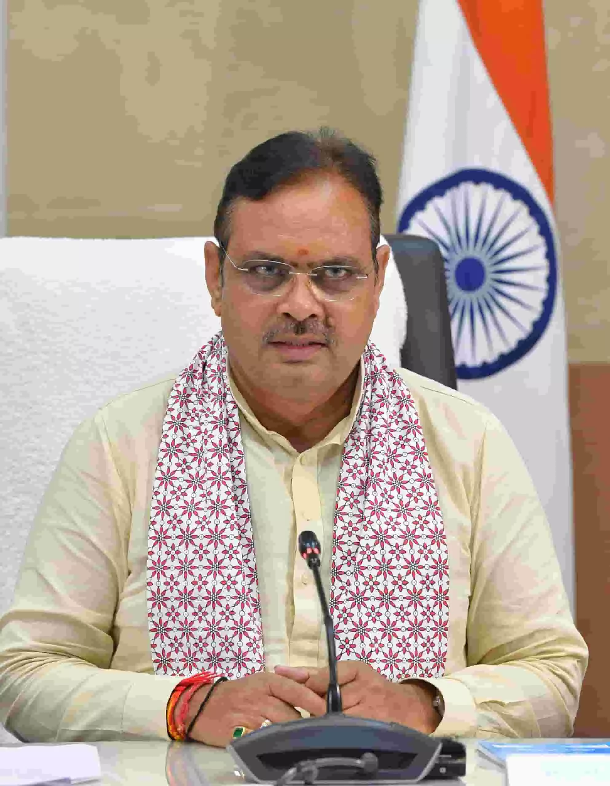 मुख्यमंत्री भजनलाल शर्मा अधिकारियों के साथ जयपुर में बैठक करते दिख रहे हैं। मुख्यमंत्री भजनलाल शर्मा अधिकारियों के साथ जयपुर में बैठक करते दिख रहे हैं।