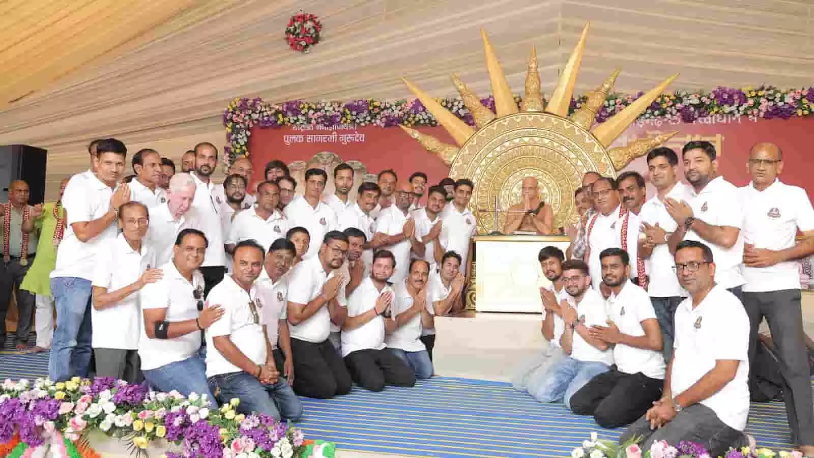 भीलवाड़ा में संत पुलकसागरजी महाराज के साथ उपस्थित श्रद्धालु चातुर्मास कार्यक्रम की तैयारियों में। भीलवाड़ा में संत पुलकसागरजी महाराज के साथ उपस्थित श्रद्धालु चातुर्मास कार्यक्रम की तैयारियों में।