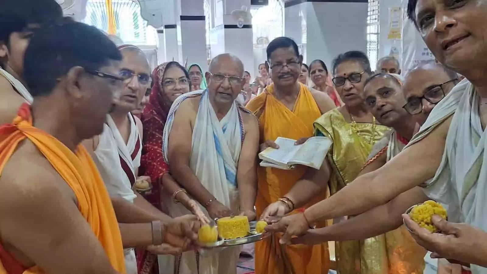 तस्वीर में जैन श्रद्धालु नेमिनाथ मंदिर खेरवाड़ा में मोक्ष कल्याणक पर निर्वाण लाडू अर्पित करते हुए दिख रहे हैं। तस्वीर में जैन श्रद्धालु नेमिनाथ मंदिर खेरवाड़ा में मोक्ष कल्याणक पर निर्वाण लाडू अर्पित करते हुए दिख रहे हैं।
