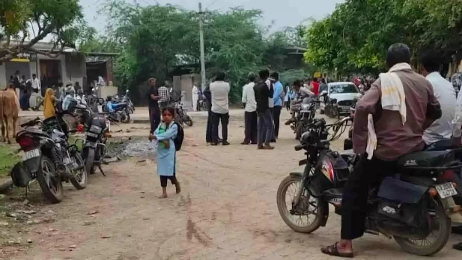 भीलवाड़ा में घटनास्थल पर मौजूद लोगों की भीड़ और खड़ी मोटरसाइकिलें दिखाई दे रही हैं। भीलवाड़ा में घटनास्थल पर मौजूद लोगों की भीड़ और खड़ी मोटरसाइकिलें दिखाई दे रही हैं।