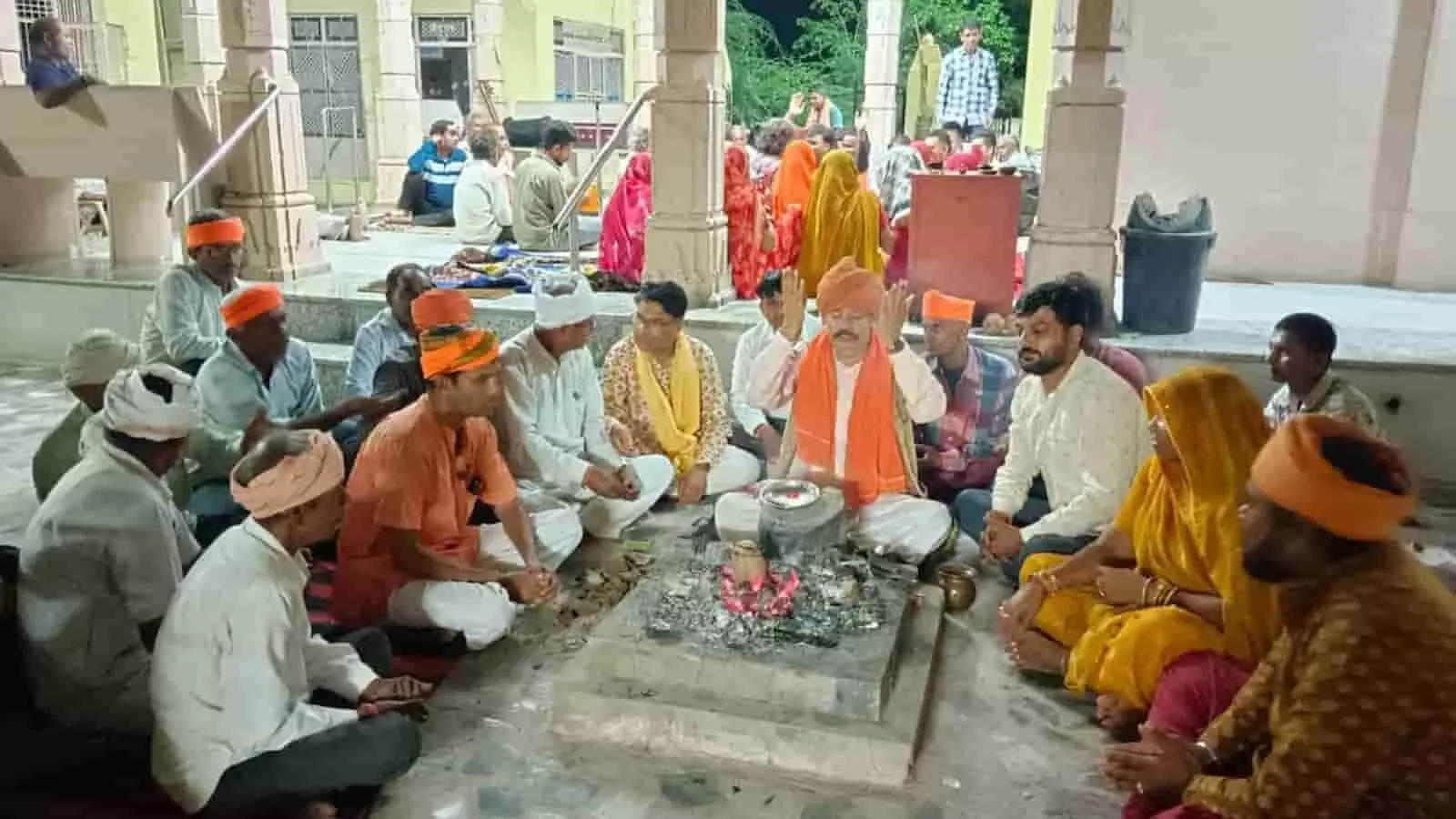मंदिर प्रांगण में हवन कुंड के पास बैठकर पूजा करते श्रद्धालुओं की तस्वीर। मंदिर प्रांगण में हवन कुंड के पास बैठकर पूजा करते श्रद्धालुओं की तस्वीर।