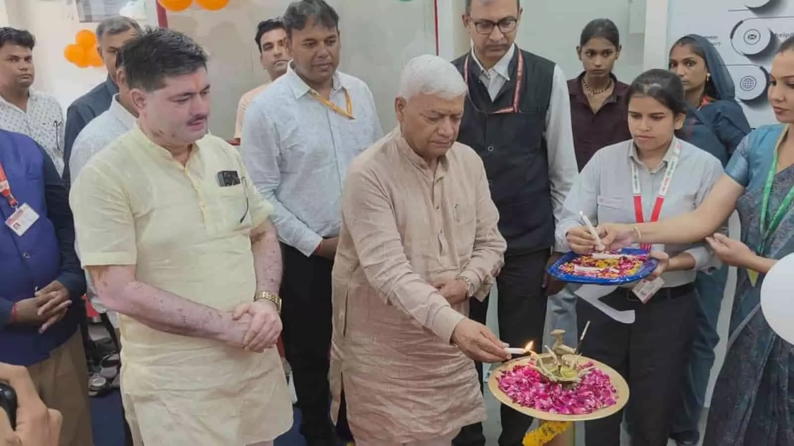 भीलवाड़ा के आधार सेवा केंद्र में दीप प्रज्वलित करते हुए सांसद दामोदर अग्रवाल। भीलवाड़ा के आधार सेवा केंद्र में दीप प्रज्वलित करते हुए सांसद दामोदर अग्रवाल।